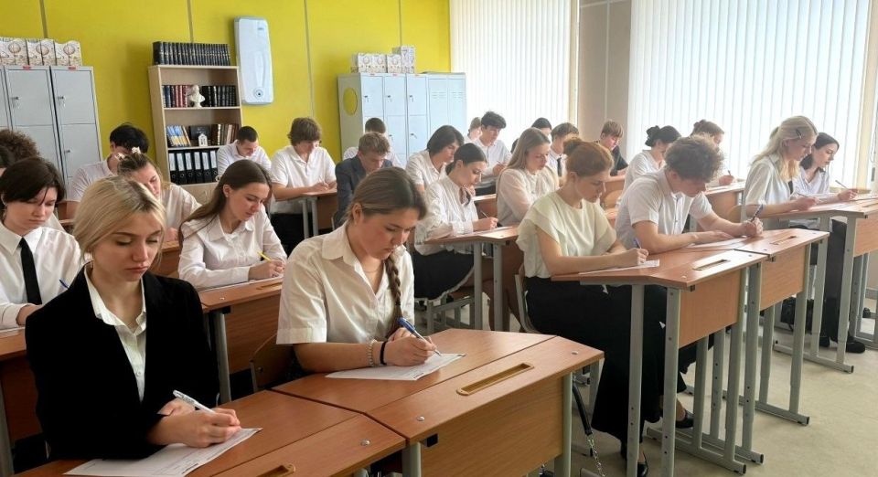 18 апреля учащиеся 9-11 классов и молодые учителя Новоазовской школы № 1 приняли участие в Международной акции "Тотальный диктант" 18 апреля учащиеся 9-11 классов и молодые учителя Новоазовской школы № 1 приняли участие в Международной акции "Тотальный диктант"