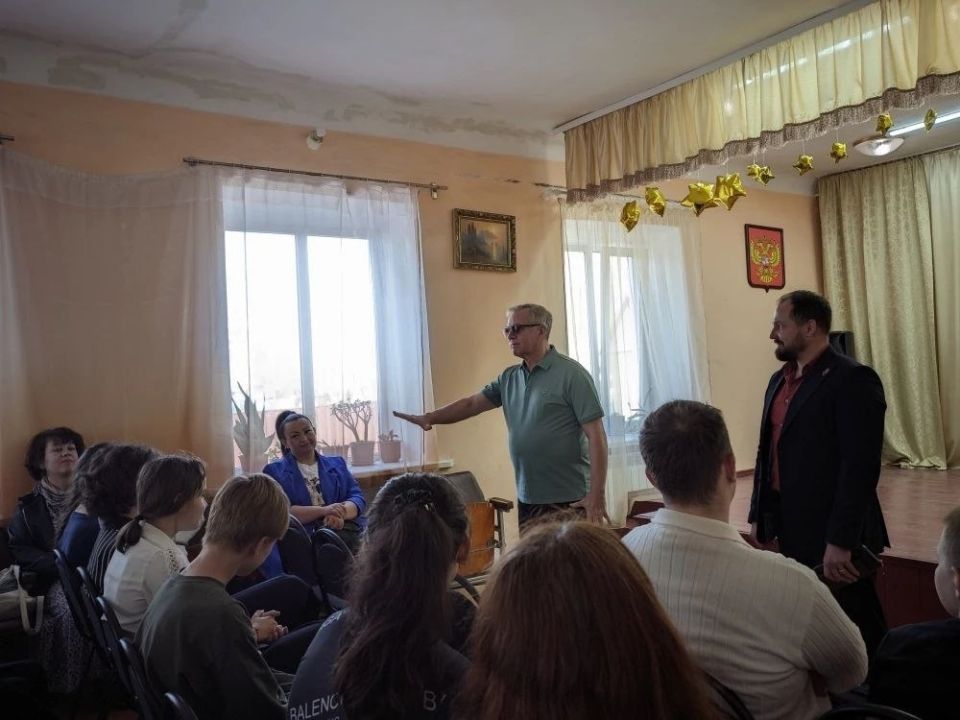 Совсем недавно было шумно и весело в зрительном зале Новоазовской детской школы искусств Совсем недавно было шумно и весело в зрительном зале Новоазовской детской школы искусств