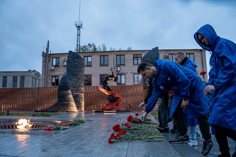 В этом году мы впервые отмечаем День памяти жертв геноцида советского народа, выложив у шурфа шахты «4/4-бис» из 4 тысяч свечей слово «Помним» В этом году мы впервые отмечаем День памяти жертв геноцида советского народа, выложив у шурфа шахты «4/4-бис» из 4 тысяч свечей слово «Помним»