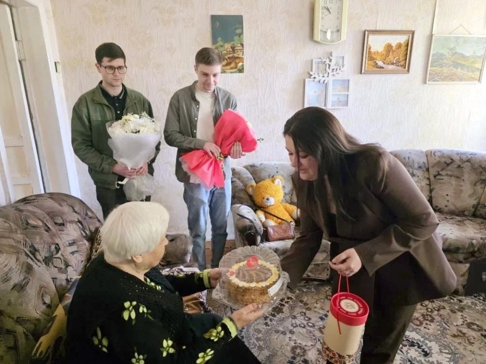 Александр Волошин: 17 апреля свои 90 лет отметила жительница Донецка Ганич Лора Петровна, чья биография стала живым свидетельством мужества, стойкости и преданности долгу Александр Волошин: 17 апреля свои 90 лет отметила жительница Донецка Ганич Лора Петровна, чья биография стала живым свидетельством мужества, стойкости и преданности долгу