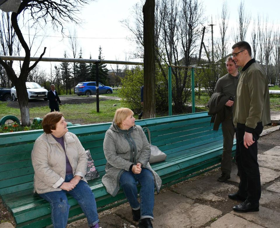 Делегация Владимирской области проверила ход ремонта крыш на ул. Театральной в Кировском и наметила новые планы Делегация Владимирской области проверила ход ремонта крыш на ул. Театральной в Кировском и наметила новые планы