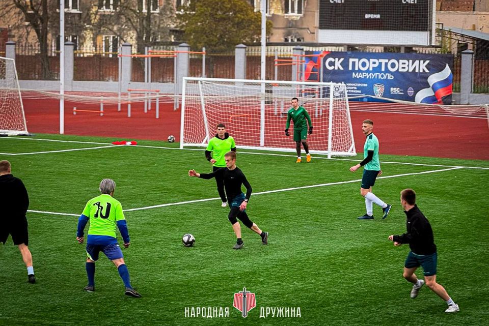Две команды — одна цель!. В рамках проекта «Старший Брат» на базе спорткомплекса «Портовик» в Мариуполе прошла совместная тренировка ФК «Народная Дружина» и сборной Донецкого филиала Волгоградской академии МВД России Две команды — одна цель!. В рамках проекта «Старший Брат» на базе спорткомплекса «Портовик» в Мариуполе прошла совместная тренировка ФК «Народная Дружина» и сборной Донецкого филиала Волгоградской академии МВД России