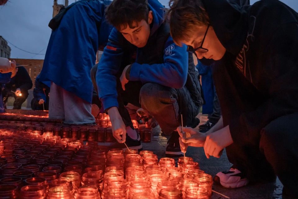 В этом году мы впервые отмечаем День памяти жертв геноцида советского народа, выложив у шурфа шахты «4/4-бис» из 4 тысяч свечей слово «Помним» В этом году мы впервые отмечаем День памяти жертв геноцида советского народа, выложив у шурфа шахты «4/4-бис» из 4 тысяч свечей слово «Помним»