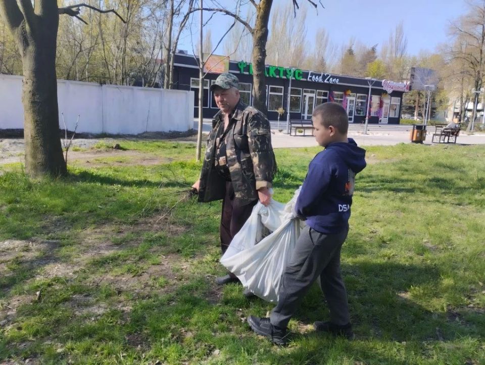 В Шахтерске навели порядок у памятника воинам-афганцам В Шахтерске навели порядок у памятника воинам-афганцам