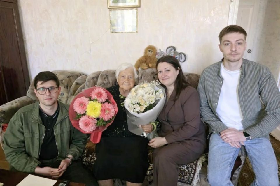 Александр Волошин: 17 апреля свои 90 лет отметила жительница Донецка Ганич Лора Петровна, чья биография стала живым свидетельством мужества, стойкости и преданности долгу Александр Волошин: 17 апреля свои 90 лет отметила жительница Донецка Ганич Лора Петровна, чья биография стала живым свидетельством мужества, стойкости и преданности долгу