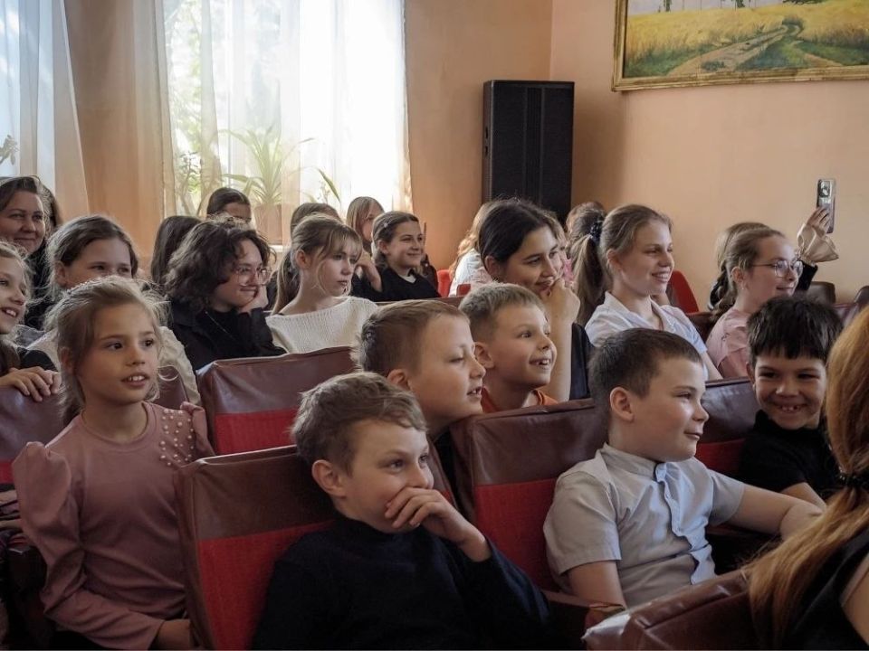 Совсем недавно было шумно и весело в зрительном зале Новоазовской детской школы искусств Совсем недавно было шумно и весело в зрительном зале Новоазовской детской школы искусств