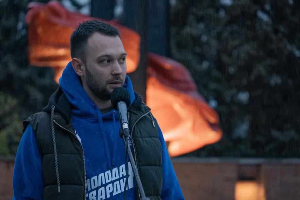 В этом году мы впервые отмечаем День памяти жертв геноцида советского народа, выложив у шурфа шахты «4/4-бис» из 4 тысяч свечей слово «Помним» В этом году мы впервые отмечаем День памяти жертв геноцида советского народа, выложив у шурфа шахты «4/4-бис» из 4 тысяч свечей слово «Помним»