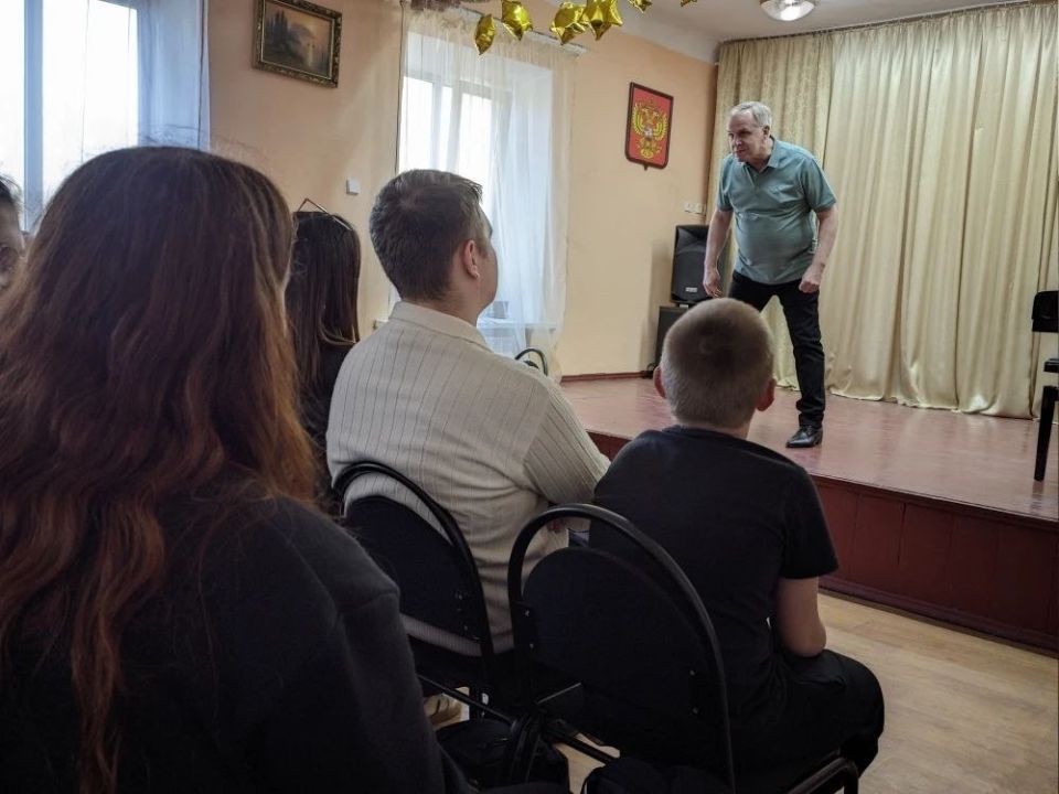 Совсем недавно было шумно и весело в зрительном зале Новоазовской детской школы искусств Совсем недавно было шумно и весело в зрительном зале Новоазовской детской школы искусств