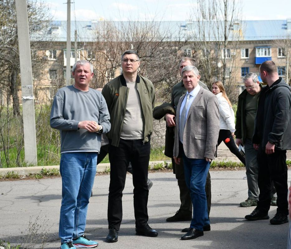 Делегация Владимирской области проверила ход ремонта крыш на ул. Театральной в Кировском и наметила новые планы Делегация Владимирской области проверила ход ремонта крыш на ул. Театральной в Кировском и наметила новые планы