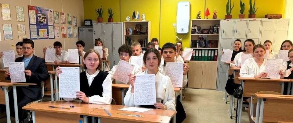 18 апреля учащиеся 9-11 классов и молодые учителя Новоазовской школы № 1 приняли участие в Международной акции "Тотальный диктант" 18 апреля учащиеся 9-11 классов и молодые учителя Новоазовской школы № 1 приняли участие в Международной акции "Тотальный диктант"