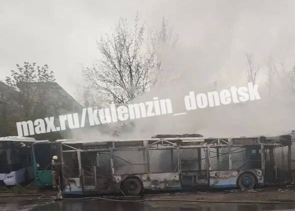 По дополнительной информации, в результате вчерашней атаки БПЛА в Куйбышевском районе уничтожено 7 автобусов, а также 2 повреждено По дополнительной информации, в результате вчерашней атаки БПЛА в Куйбышевском районе уничтожено 7 автобусов, а также 2 повреждено
