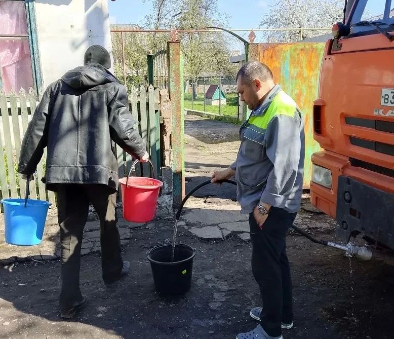 В Кировском внутригородском районе при поддержке региона-шефа Московская область продолжается подвоз воды для жителей домов, в которые в установленный графиком день не поступила вода В Кировском внутригородском районе при поддержке региона-шефа Московская область продолжается подвоз воды для жителей домов, в которые в установленный графиком день не поступила вода