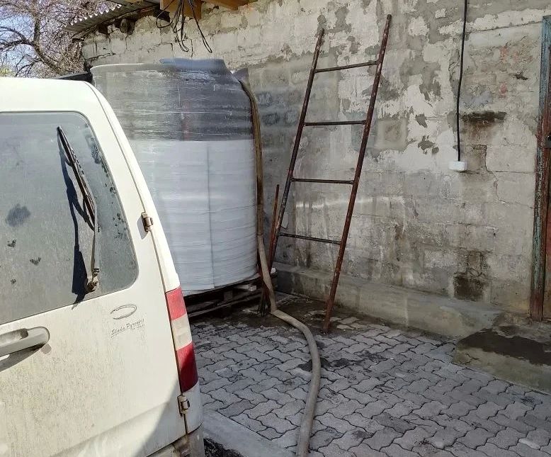В Кировском внутригородском районе при поддержке региона-шефа Московская область продолжается подвоз воды для жителей домов, в которые в установленный графиком день не поступила вода В Кировском внутригородском районе при поддержке региона-шефа Московская область продолжается подвоз воды для жителей домов, в которые в установленный графиком день не поступила вода