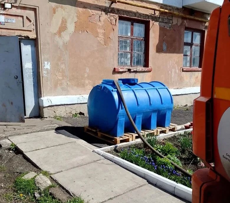 В Кировском внутригородском районе при поддержке региона-шефа Московская область продолжается подвоз воды для жителей домов, в которые в установленный графиком день не поступила вода В Кировском внутригородском районе при поддержке региона-шефа Московская область продолжается подвоз воды для жителей домов, в которые в установленный графиком день не поступила вода