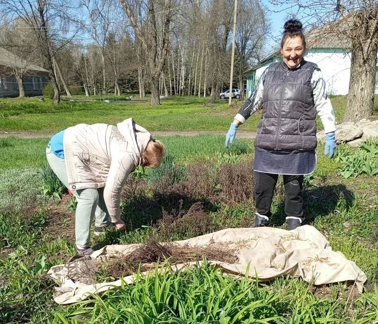 В рамках мероприятий по благоустройству в весенний период коллективом ГБУ ДНР «Городская поликлиника г.Макеевки» по бул. 8 Сентября проведены работы по благоустройству и наведению санитарного порядка на прилегающей территории В рамках мероприятий по благоустройству в весенний период коллективом ГБУ ДНР «Городская поликлиника г.Макеевки» по бул. 8 Сентября проведены работы по благоустройству и наведению санитарного порядка на прилегающей территории