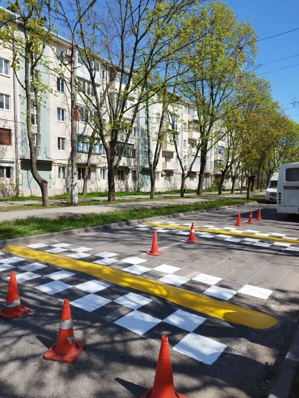 У памятных мест Мариуполя обновляют пешеходную разметку У памятных мест Мариуполя обновляют пешеходную разметку