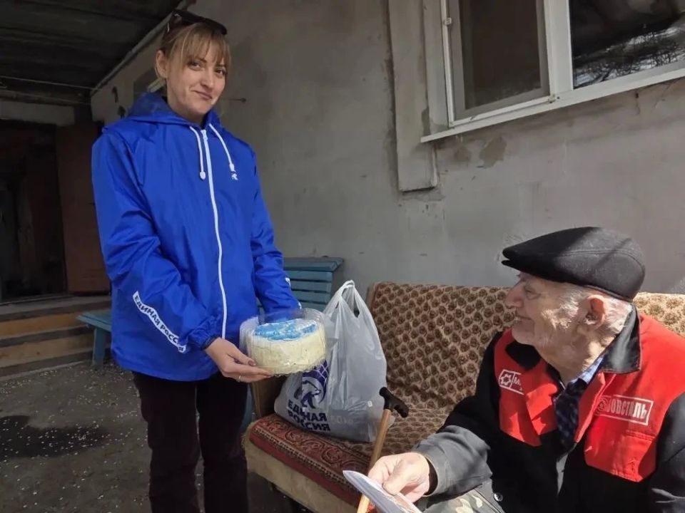 Забота о старшем поколении: в Мангушском округе поздравили с 94-летием ветерана из села Демьяновка Забота о старшем поколении: в Мангушском округе поздравили с 94-летием ветерана из села Демьяновка