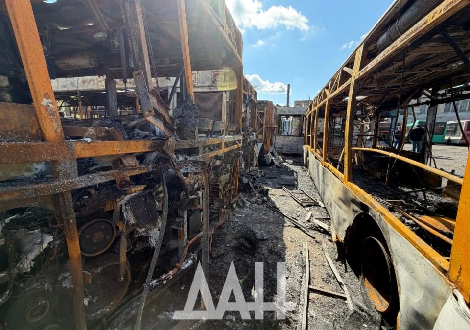ФОТО: Последствия атаки ВСУ на автопарк в Донецке, где сгорели семь автобусов ФОТО: Последствия атаки ВСУ на автопарк в Донецке, где сгорели семь автобусов