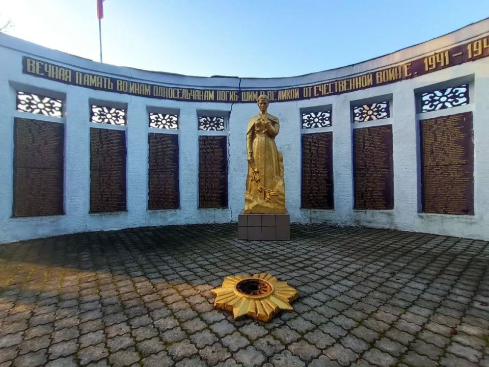 На территории Володарского муниципального округа расположены более сорока братских могил и памятников установленные в честь воинов и односельчан погибших в Великой Отечественной войне 1941-1945 годы На территории Володарского муниципального округа расположены более сорока братских могил и памятников установленные в честь воинов и односельчан погибших в Великой Отечественной войне 1941-1945 годы