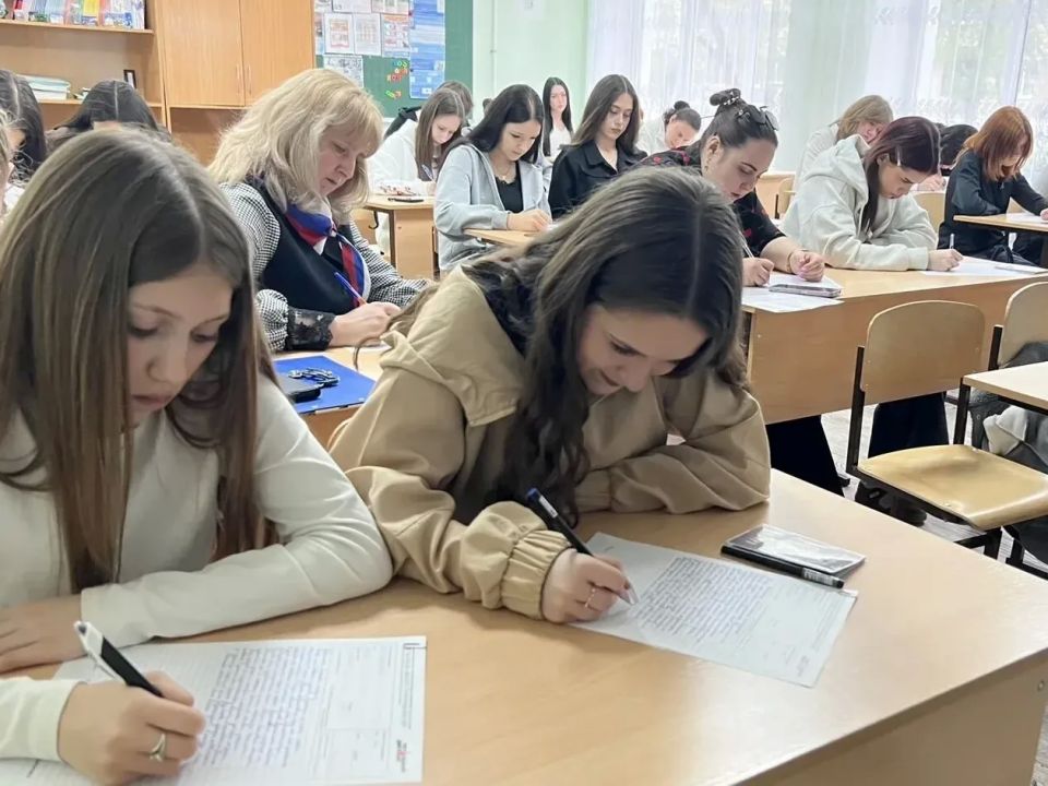 Жители Шахтерского округа присоединились к акции «Тотальный диктант» Жители Шахтерского округа присоединились к акции «Тотальный диктант»