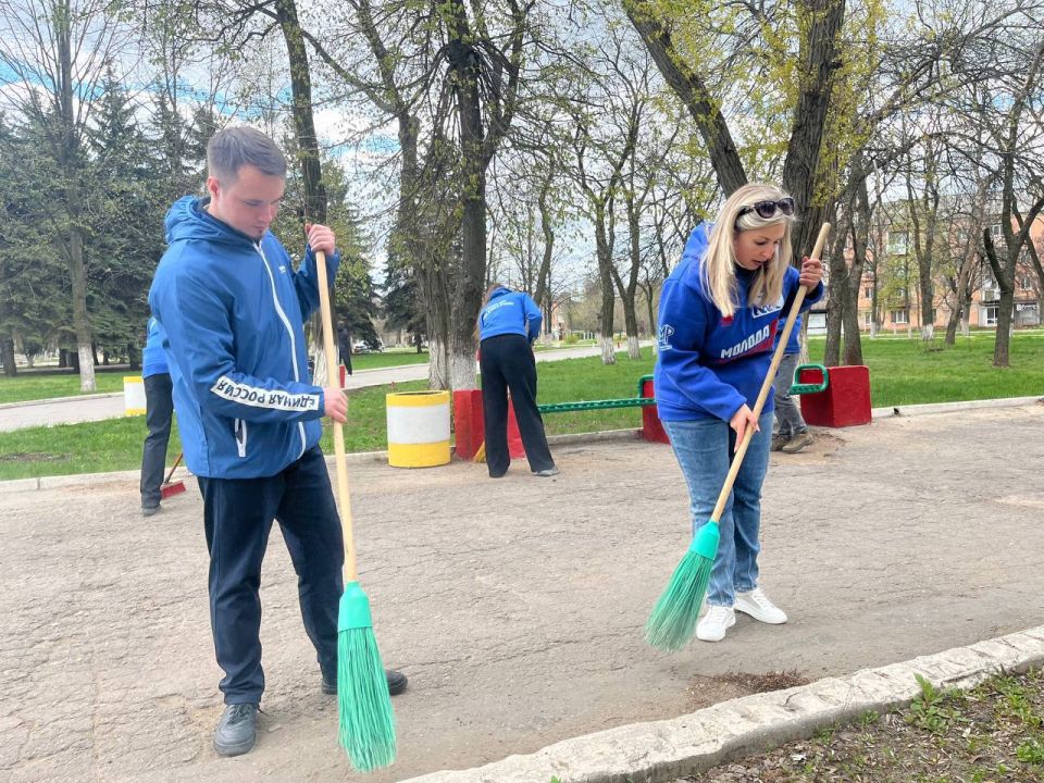 Чистота начинается с нас!. Молодёжка навела порядок в памятном месте Горловки в рамках Всероссийской недели субботников «Мы за чистоту» Добровольцы очистили территорию Сквера Героев Советской армии вместе с лидером... Чистота начинается с нас!. Молодёжка навела порядок в памятном месте Горловки в рамках Всероссийской недели субботников «Мы за чистоту» Добровольцы очистили территорию Сквера Героев Советской армии вместе с лидером...
