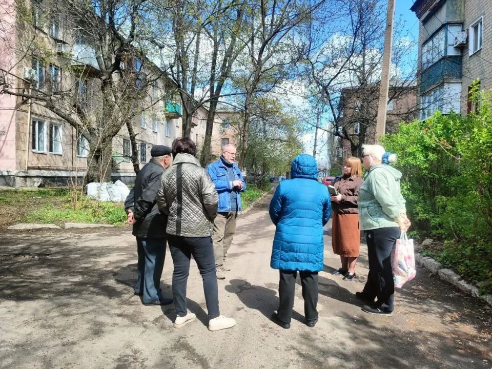 Во исполнение поручения Главы Республики Дениса Пушилина, 20 апреля, спикер-активист Павел Шакулин провел встречу с жителями района на подведомственной территории по ул. Депутатская, 174 Во исполнение поручения Главы Республики Дениса Пушилина, 20 апреля, спикер-активист Павел Шакулин провел встречу с жителями района на подведомственной территории по ул. Депутатская, 174