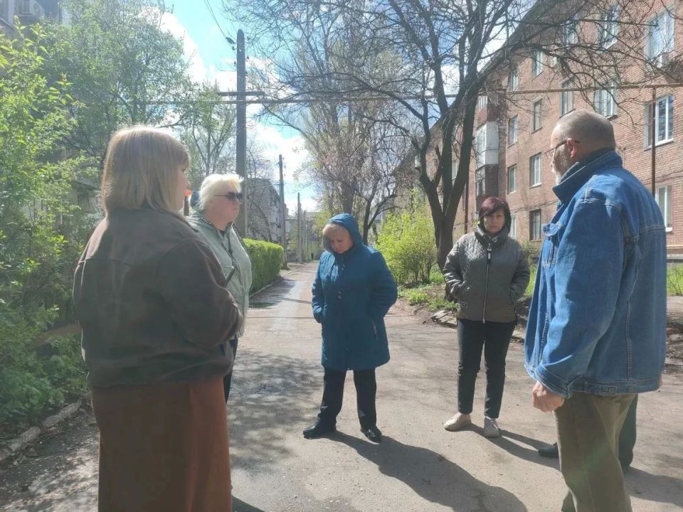 Во исполнение поручения Главы Республики Дениса Пушилина, 20 апреля, спикер-активист Павел Шакулин провел встречу с жителями района на подведомственной территории по ул. Депутатская, 174 Во исполнение поручения Главы Республики Дениса Пушилина, 20 апреля, спикер-активист Павел Шакулин провел встречу с жителями района на подведомственной территории по ул. Депутатская, 174