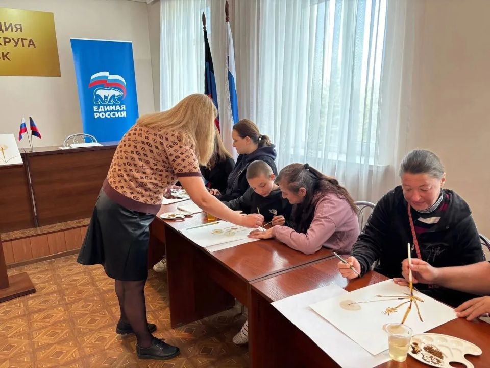 Рисуем настроение вместе. Комиссия по делам несовершеннолетних и защите их прав муниципального образования городской округ Докучаевск продолжает реализацию инициатив, направленных на укрепление семейных ценностей Рисуем настроение вместе. Комиссия по делам несовершеннолетних и защите их прав муниципального образования городской округ Докучаевск продолжает реализацию инициатив, направленных на укрепление семейных ценностей