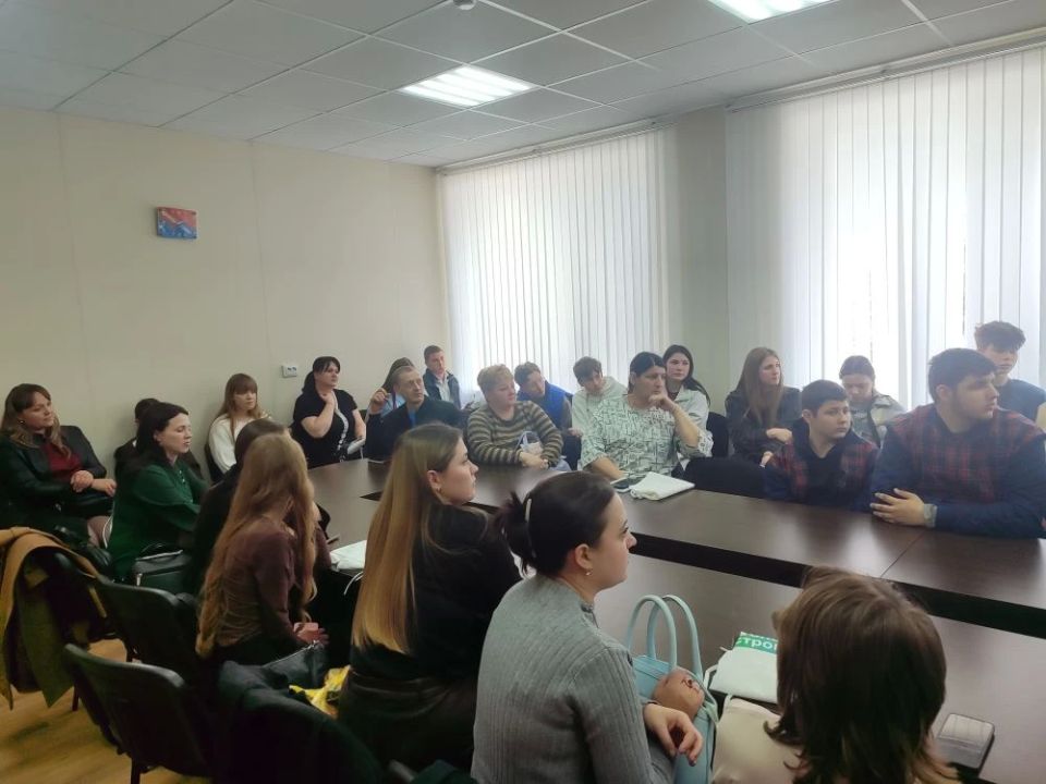 Глава Волновахского муниципального округа Константин Зинченко встретился с волонтёрами, которые будут принимать участие в Федеральном проекте "Формирование комфортной городской среды" на территории Волновахского... Глава Волновахского муниципального округа Константин Зинченко встретился с волонтёрами, которые будут принимать участие в Федеральном проекте "Формирование комфортной городской среды" на территории Волновахского...