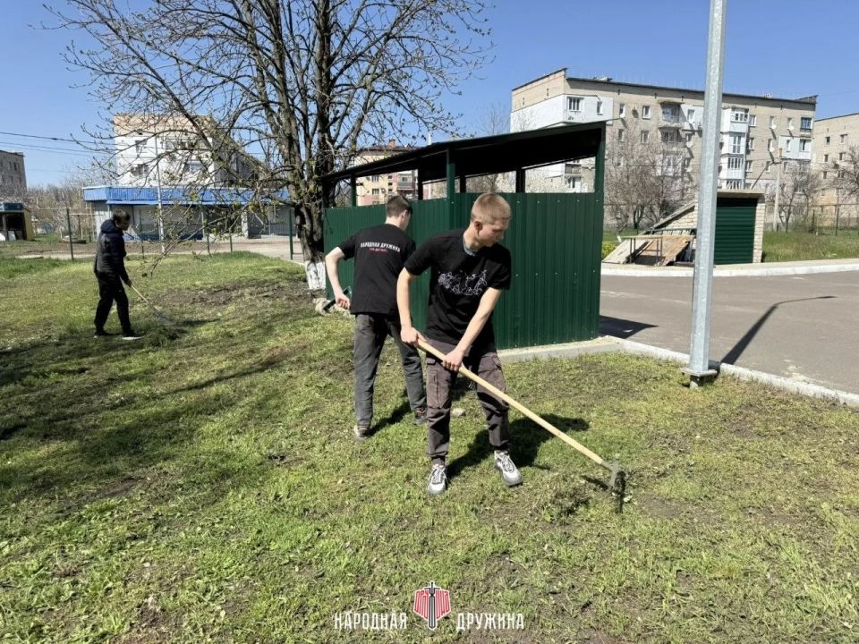 Порядок начинается с нас. Дружинники Волновахского штаба совместно со студентами Волновахского технологического техникума вышли на субботник Порядок начинается с нас. Дружинники Волновахского штаба совместно со студентами Волновахского технологического техникума вышли на субботник