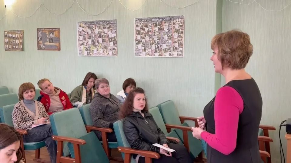 В Старобешевском округе прошел тренинг на тему: "Социальные проекты будущего" В Старобешевском округе прошел тренинг на тему: "Социальные проекты будущего"