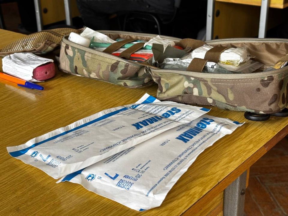 Будь готов!. Комитет по патриотическому воспитанию и социальной адаптации молодежи, участвующей в боевых действиях, провел занятие по первой медпомощи и сборке-разборке автомата для студентов Донецкого техникума отраслевых... Будь готов!. Комитет по патриотическому воспитанию и социальной адаптации молодежи, участвующей в боевых действиях, провел занятие по первой медпомощи и сборке-разборке автомата для студентов Донецкого техникума отраслевых...
