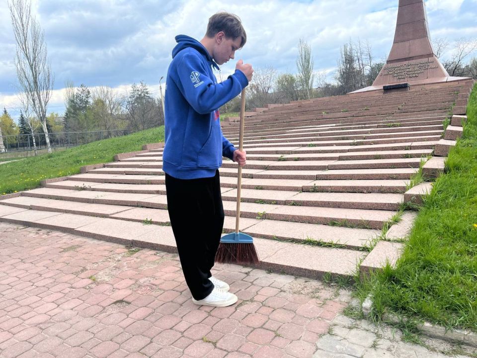 Чистота начинается с нас!. Молодёжка навела порядок в памятном месте Горловки в рамках Всероссийской недели субботников «Мы за чистоту» Добровольцы очистили территорию Сквера Героев Советской армии вместе с лидером... Чистота начинается с нас!. Молодёжка навела порядок в памятном месте Горловки в рамках Всероссийской недели субботников «Мы за чистоту» Добровольцы очистили территорию Сквера Героев Советской армии вместе с лидером...