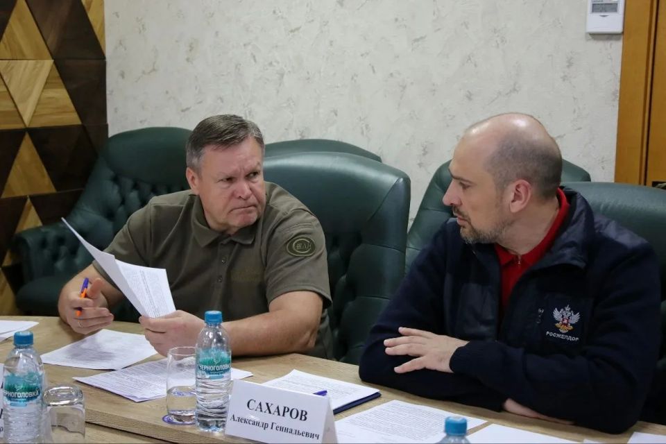 Провел рабочую встречу с руководителем Федерального агентства железнодорожного транспорта Александром Сахаровым Провел рабочую встречу с руководителем Федерального агентства железнодорожного транспорта Александром Сахаровым