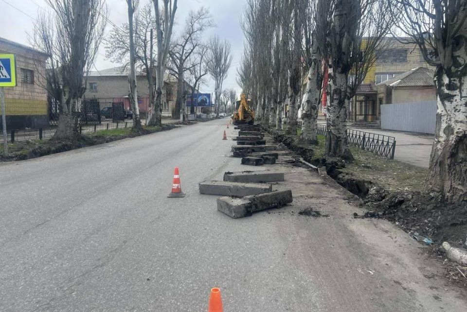 Хабаровский край приступил к обустройству основания участка дороги на улице Советской в Дебальцево Хабаровский край приступил к обустройству основания участка дороги на улице Советской в Дебальцево