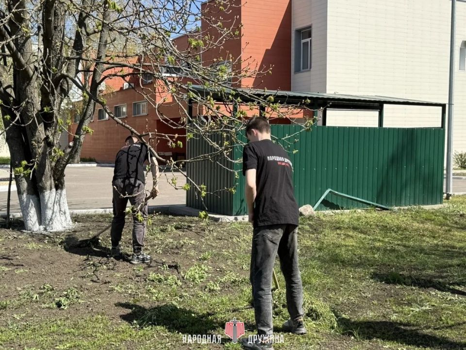 Порядок начинается с нас. Дружинники Волновахского штаба совместно со студентами Волновахского технологического техникума вышли на субботник Порядок начинается с нас. Дружинники Волновахского штаба совместно со студентами Волновахского технологического техникума вышли на субботник