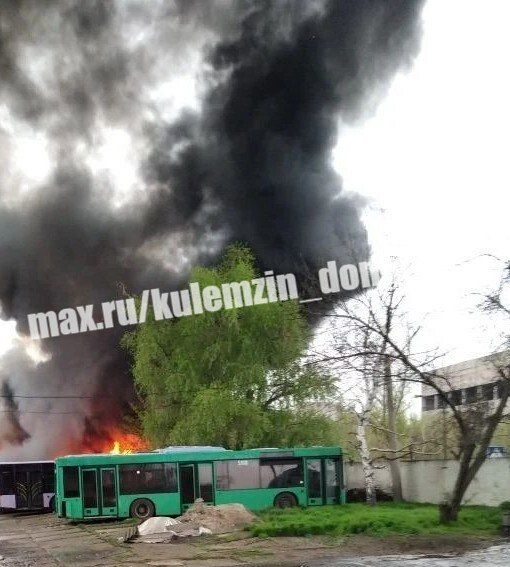 Показали, что осталось от автобусов, по которым ударил дрон в Куйбышевском районе Донецка Показали, что осталось от автобусов, по которым ударил дрон в Куйбышевском районе Донецка