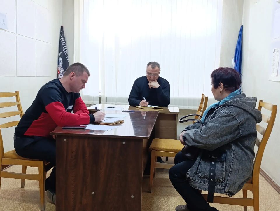 Первый заместитель главы администрации Амвросиевского муниципального округа Борис Бутко провел личный прием граждан Первый заместитель главы администрации Амвросиевского муниципального округа Борис Бутко провел личный прием граждан