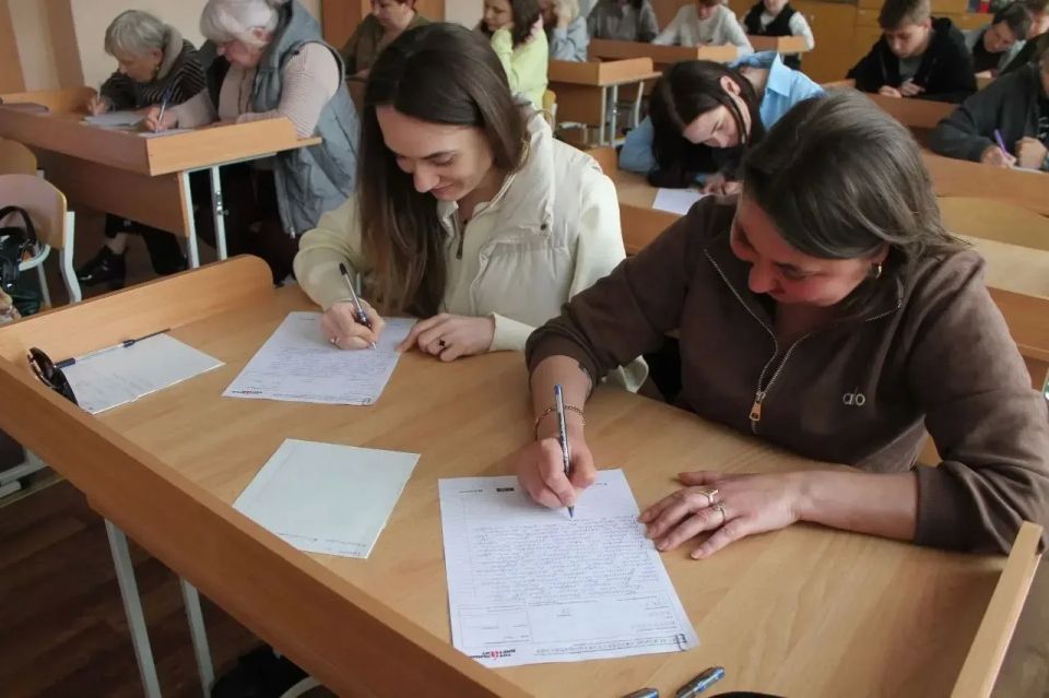 Горловчане приняли участие в Тотальном диктанте Горловчане приняли участие в Тотальном диктанте