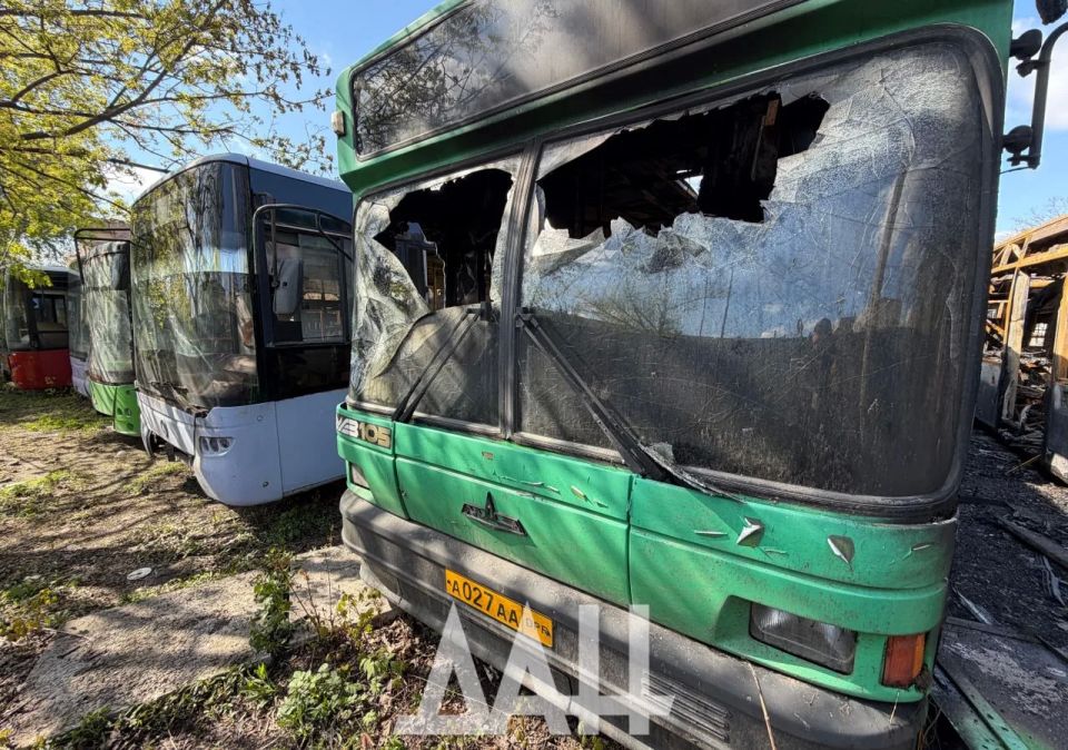 ФОТО: Последствия атаки ВСУ на автопарк в Донецке, где сгорели семь автобусов ФОТО: Последствия атаки ВСУ на автопарк в Донецке, где сгорели семь автобусов