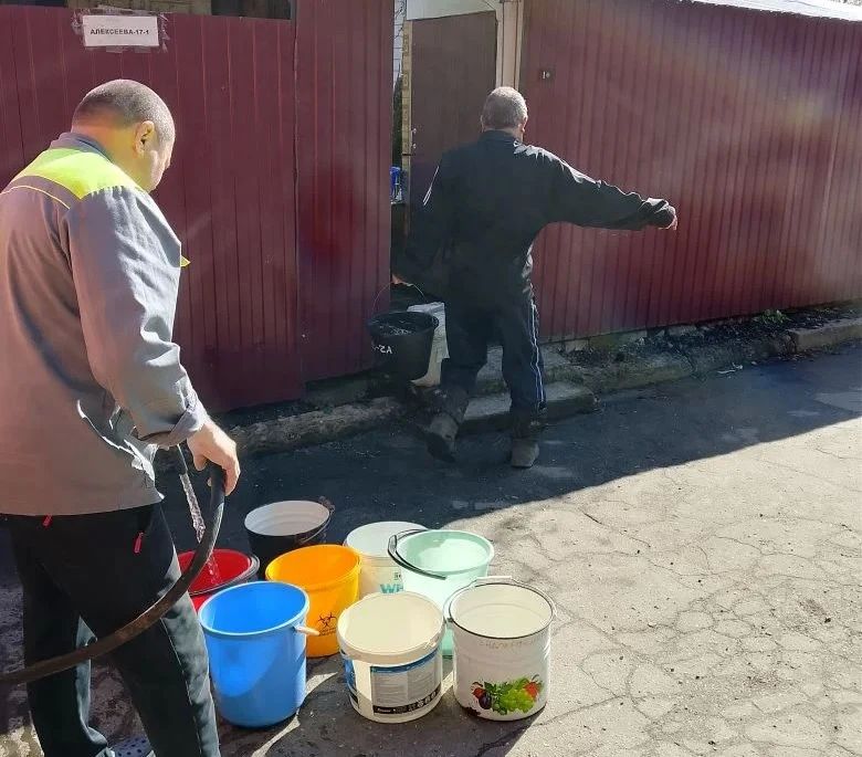 В Кировском внутригородском районе при поддержке региона-шефа Московская область продолжается подвоз воды для жителей домов, в которые в установленный графиком день не поступила вода В Кировском внутригородском районе при поддержке региона-шефа Московская область продолжается подвоз воды для жителей домов, в которые в установленный графиком день не поступила вода