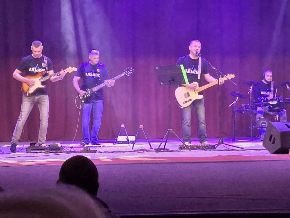 В поселке Старобешево состоялся концерт группы «Альянс» В поселке Старобешево состоялся концерт группы «Альянс»
