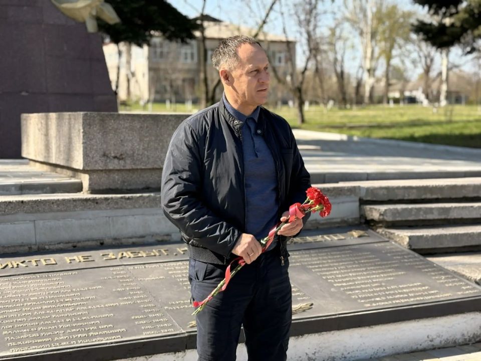 Вчера, 19 апреля, в День памяти жертв геноцида советского народа, совершённого нацистами и их пособниками в период Великой Отечественной войны 1941–1945 годов, ВРИП секретаря Ясиноватского местного отделения партии «Единая... Вчера, 19 апреля, в День памяти жертв геноцида советского народа, совершённого нацистами и их пособниками в период Великой Отечественной войны 1941–1945 годов, ВРИП секретаря Ясиноватского местного отделения партии «Единая...