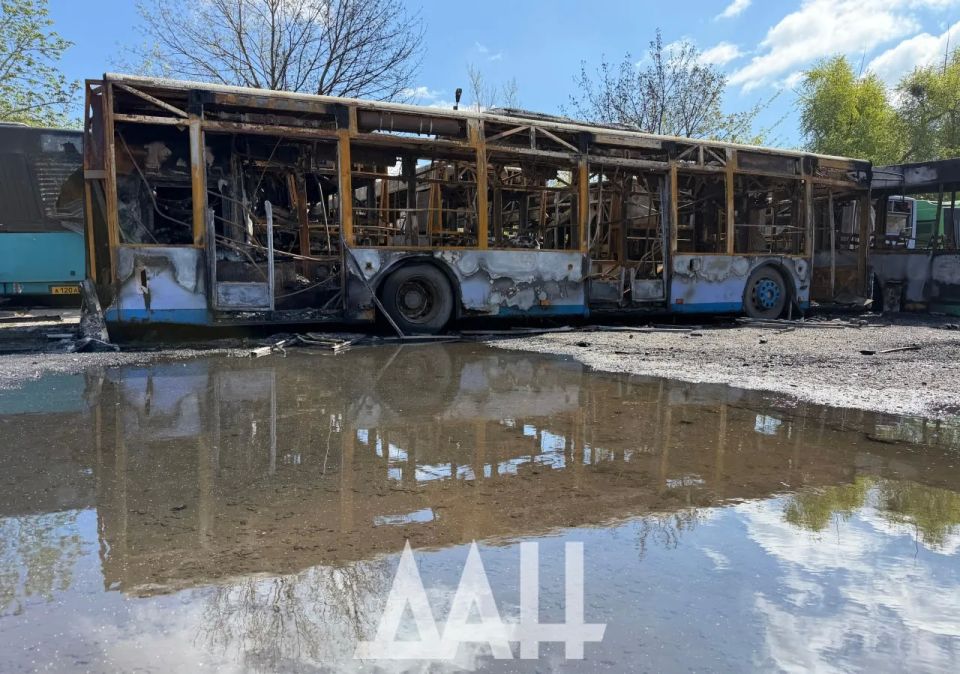 ФОТО: Последствия атаки ВСУ на автопарк в Донецке, где сгорели семь автобусов ФОТО: Последствия атаки ВСУ на автопарк в Донецке, где сгорели семь автобусов