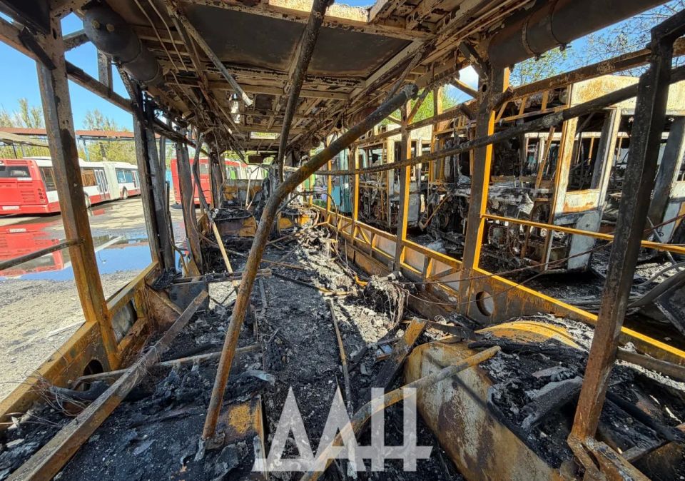 ФОТО: Последствия атаки ВСУ на автопарк в Донецке, где сгорели семь автобусов ФОТО: Последствия атаки ВСУ на автопарк в Донецке, где сгорели семь автобусов