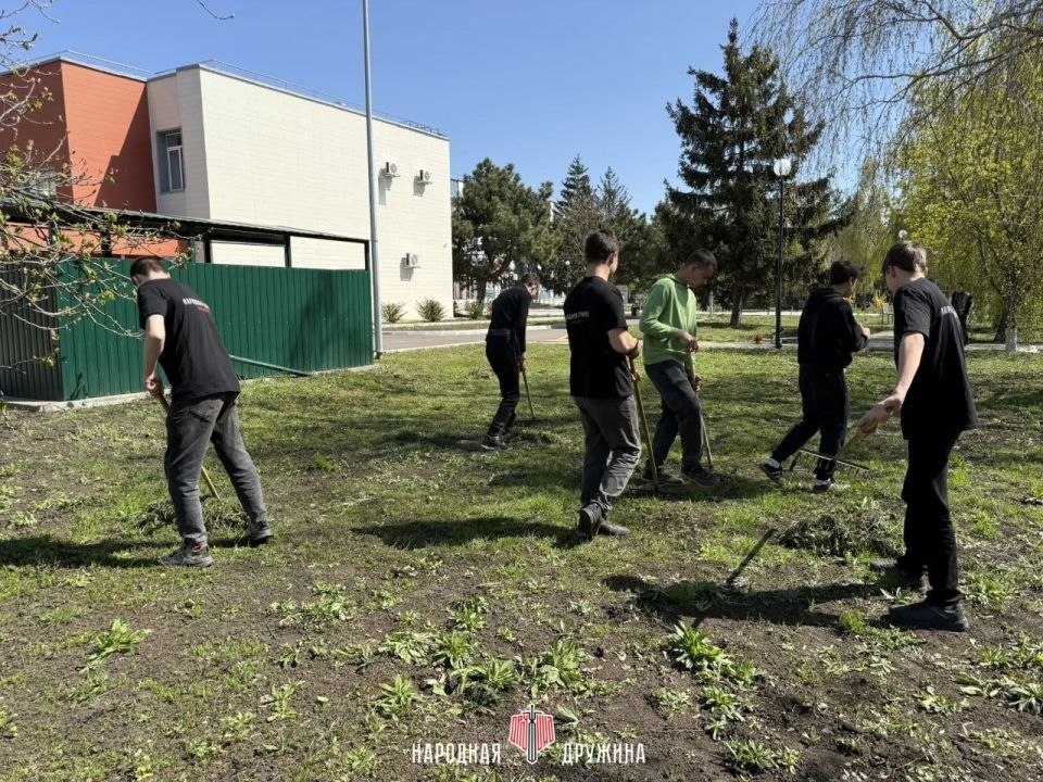 Порядок начинается с нас. Дружинники Волновахского штаба совместно со студентами Волновахского технологического техникума вышли на субботник Порядок начинается с нас. Дружинники Волновахского штаба совместно со студентами Волновахского технологического техникума вышли на субботник