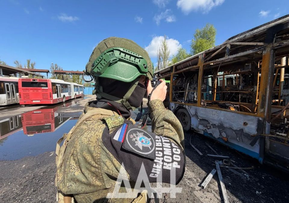 ФОТО: Последствия атаки ВСУ на автопарк в Донецке, где сгорели семь автобусов ФОТО: Последствия атаки ВСУ на автопарк в Донецке, где сгорели семь автобусов