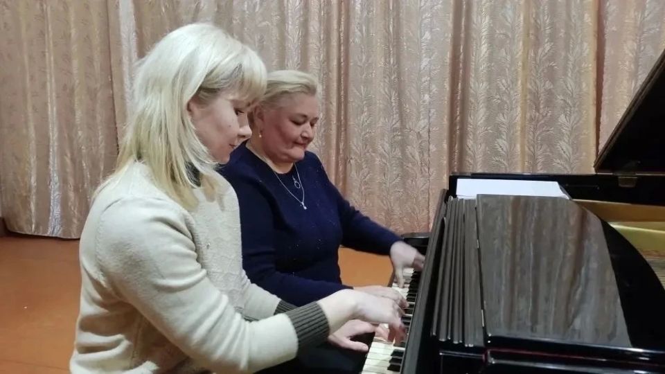 Сегодня, 20 апреля, в концертном зале Зугэсской школы искусств состоялась музыкальная гостиная «Удивительный мир С.С. Прокофьева» в рамках партийного проекта «Культура малой Родины» Сегодня, 20 апреля, в концертном зале Зугэсской школы искусств состоялась музыкальная гостиная «Удивительный мир С.С. Прокофьева» в рамках партийного проекта «Культура малой Родины»