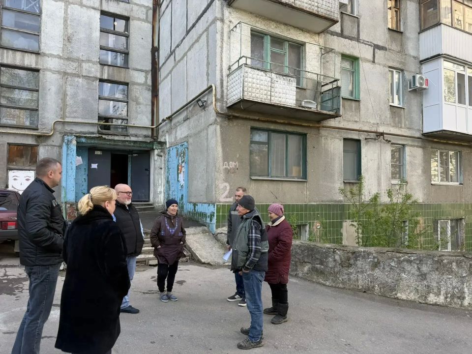 Продолжаются сходы с жителями Ленинского района 20.04.2026 по адресу: г. Донецк, ул. Аравийская, 2 состоялась встреча с жителями Продолжаются сходы с жителями Ленинского района 20.04.2026 по адресу: г. Донецк, ул. Аравийская, 2 состоялась встреча с жителями