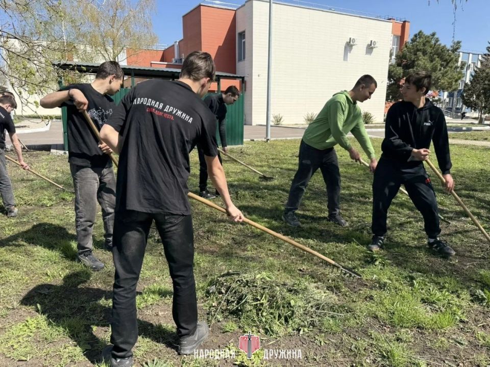 Порядок начинается с нас. Дружинники Волновахского штаба совместно со студентами Волновахского технологического техникума вышли на субботник Порядок начинается с нас. Дружинники Волновахского штаба совместно со студентами Волновахского технологического техникума вышли на субботник